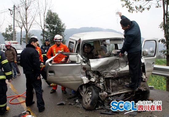 广元客车面包车相撞 冷静客车司机保18名乘客