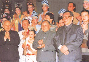 揭秘领导人的春晚<em>故事</em> 邓小平晚会后<em>亲吻</em>小演