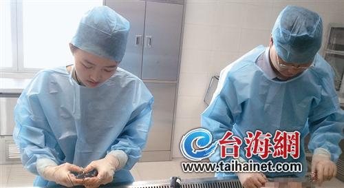 <em>美女</em>法医直面腐尸破解死亡密码 怀孕半年仍站