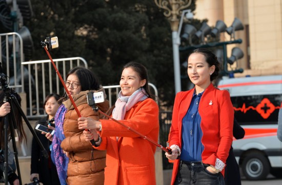 [组图]2015两会出镜美女记者 成会场外靓丽风景线【4】