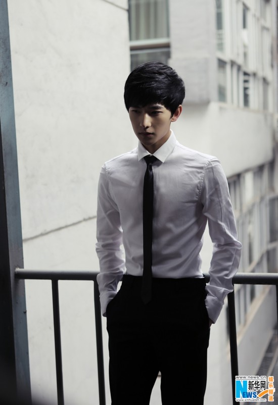 少年名捕杨洋穿越现代 白衬衫黑领带成国民学