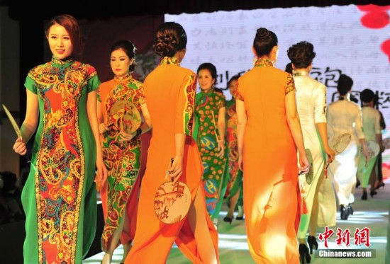 济南巾帼秀旗袍迎妇女节