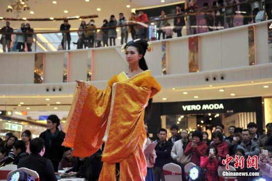 武则天现身福州商场 古装美女走秀引围观(图
