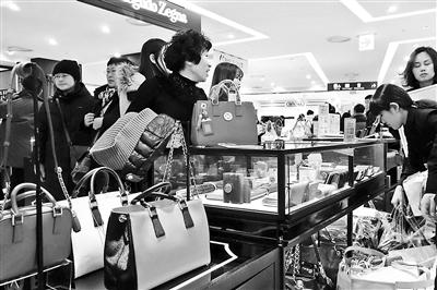 去年中国居民境外消费超1万亿 出境人数超1亿