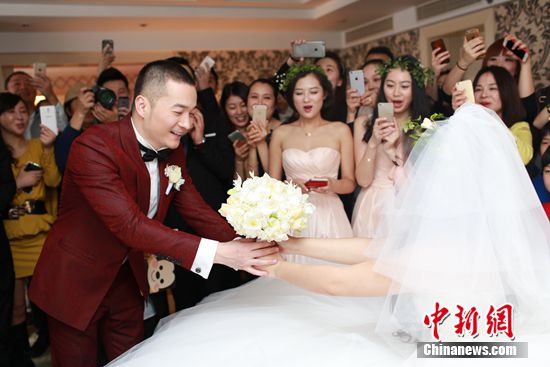 喻恩泰婚纱_喻恩泰吕秀才(2)