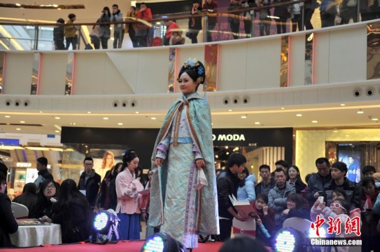 武则天现身福州商场 古装美女走秀引围观(图