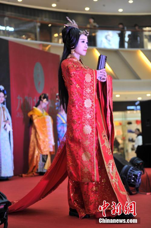 武则天现身福州商场 古装美女走秀引围观(图