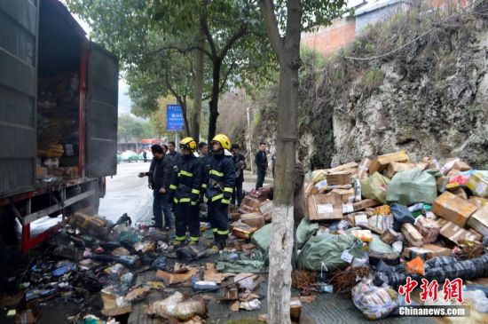 贵州凯里快递运输车起火 数千包裹被烧毁(图)