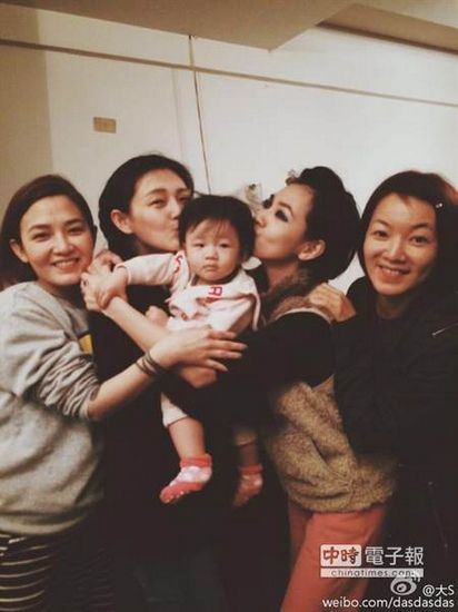 大s与阿雅范晓萱聚会 晒亲吻爱女幸福合影(图)