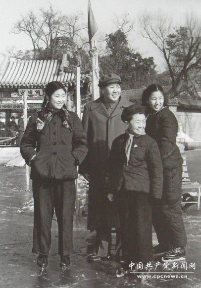 1953�꣬������Ϊë��ϯ�����������ɡ�ëԶ����������������һ����Ƭ��