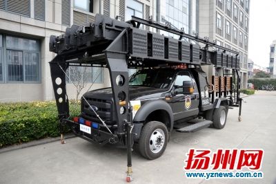 扬州首辆防暴装甲车霸气出街 六面防弹重9吨