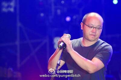 43岁李亚鹏头发稀疏引热议 网友笑称有一种王