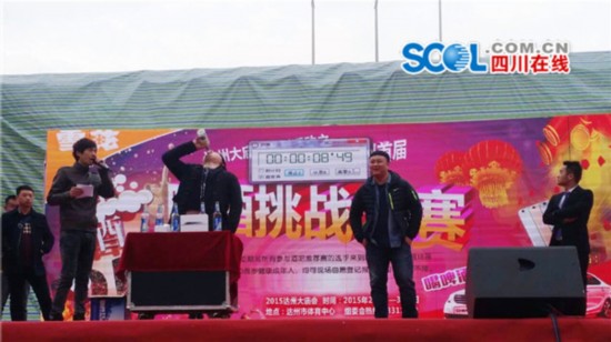 “啤酒哥”7秒喝完一瓶啤酒赢得小轿车（图）
