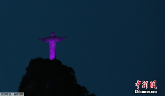 巴西里约基督像变淡紫色 庆祝妇女节