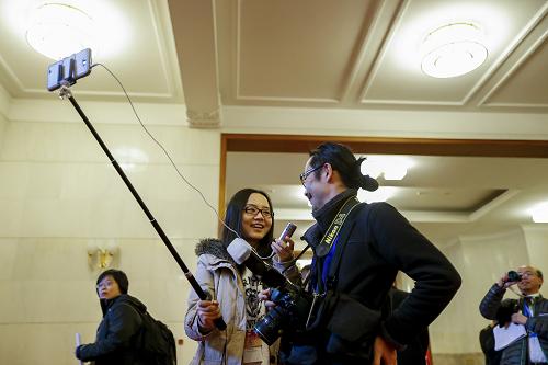 两会上的自拍杆