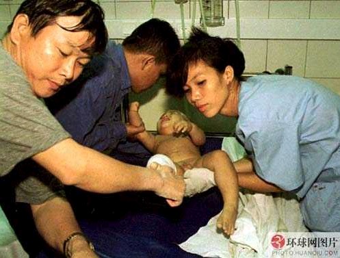 骑车老太神避让躲过车祸 十大离奇死里逃生事