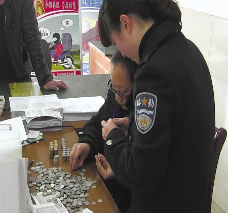 违章停车被抄告 男子拿732枚硬币交罚款