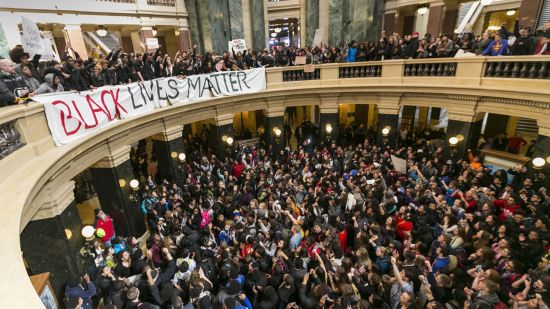 美国又一黑人青年遭警察射杀引发示威 民众占