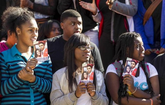 美国又一黑人青年遭警察射杀引发示威 民众占