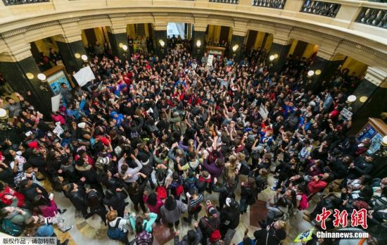 美国黑人青年再遭警察射杀 民众占领州议会示