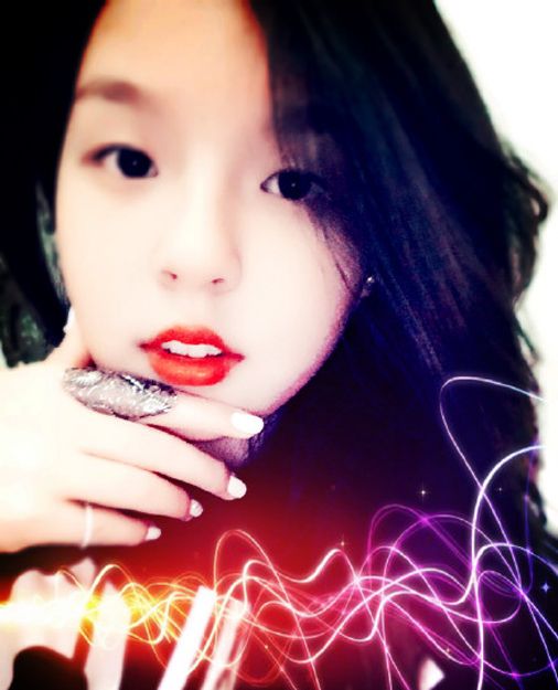 李咏晒女儿近照 化浓妆红唇出镜