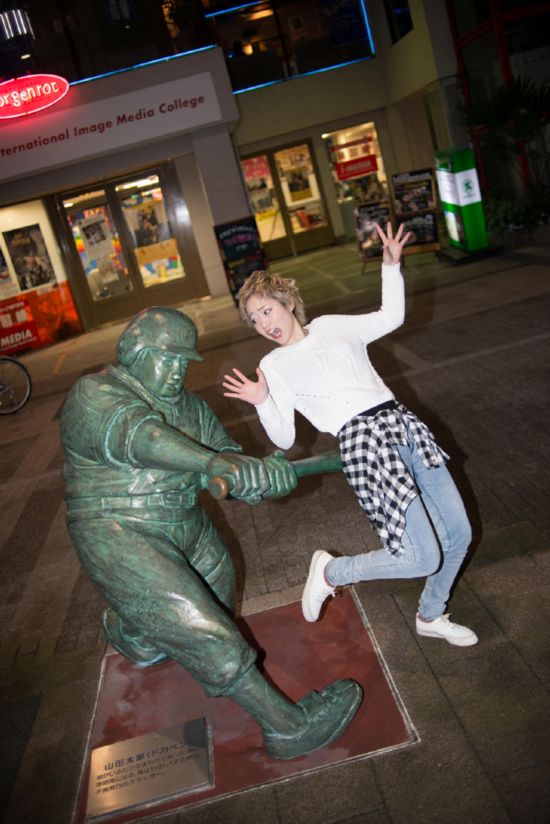 日喜好受虐女子棒球明星雕塑前摆拍被打屁股