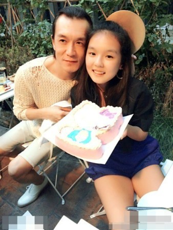 李咏晒女儿性感红唇照直呼情人 13岁容貌变