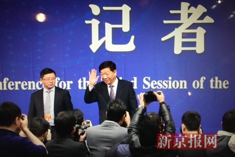 人社部:县以下公务员职务职级并行 缓解公务员