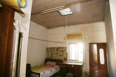 扬州一养老公寓由厂房改造 房间用泡沫板隔断