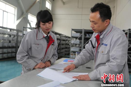 青藏高原动车所里的郭靖与黄蓉:聚少离多是常