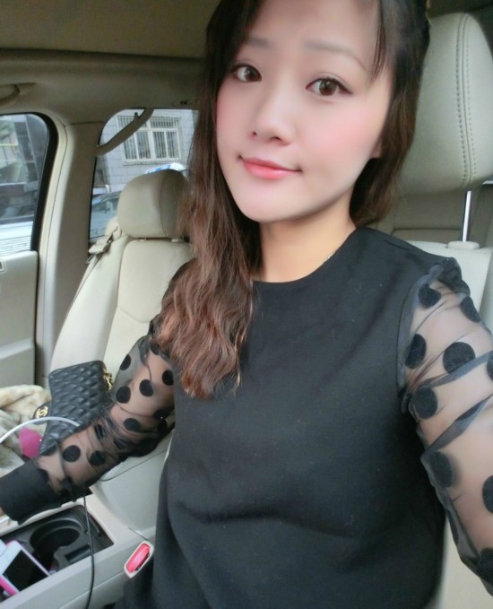 王学兵第三任老婆张芊芊与儿子近照曝光