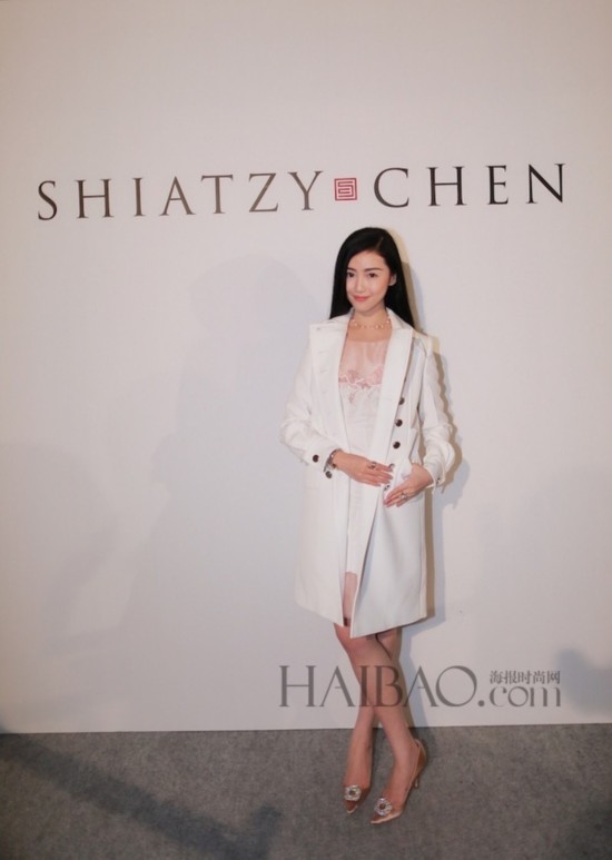 张辛苑现身2015秋冬巴黎时装周夏姿·陈 (Shiatzy Chen) 秀场
