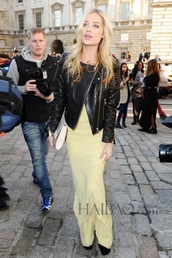 Ī (Laura Whitmore) 