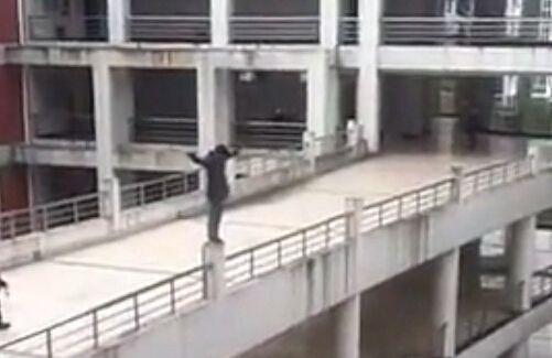 大学生表白失败当众跳楼 为情所困轻生是极不