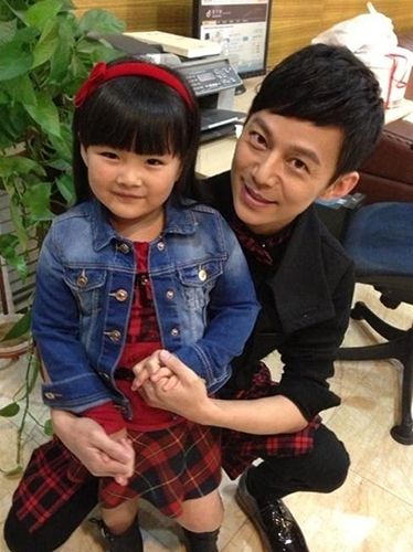 何炅44岁女友抱妈曝光 助手:交往很多年了