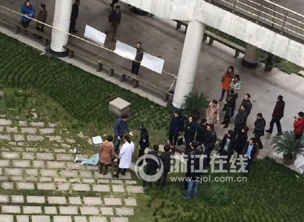 杭州计量学院一学生表白失败 当同学面以飞翔