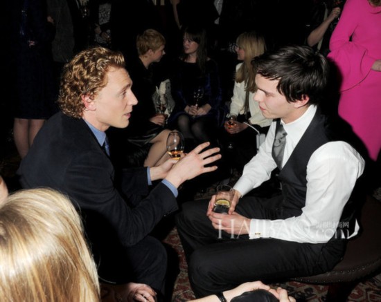 iPƼwǴy (Tom Hiddleston) & jԴPNS (Nicholas Hoult) 