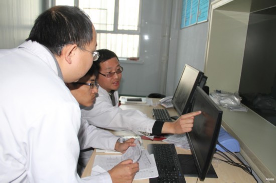 首批柔性援疆专家坐诊阿合奇县人民医院