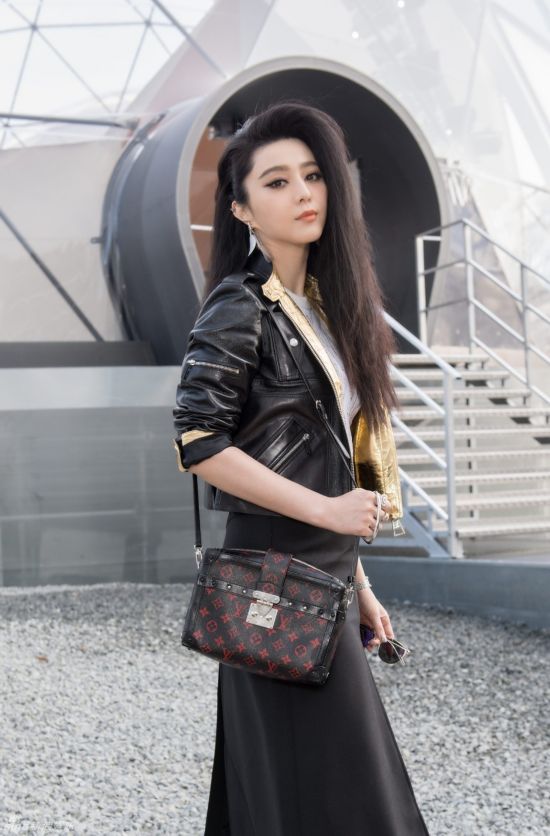 范冰冰皮装压轴巴黎时装周 与人搂拍掀酷风潮