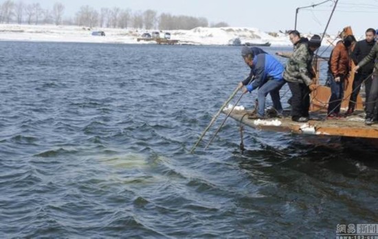 吉林一轿车坠江 车内情侣相拥死亡