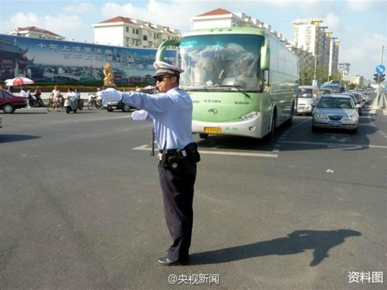 上海交警被车辆拖行致死 市民悼念