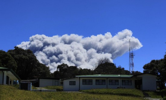 哥斯达黎加火山爆发近20年最强喷发 火山灰喷