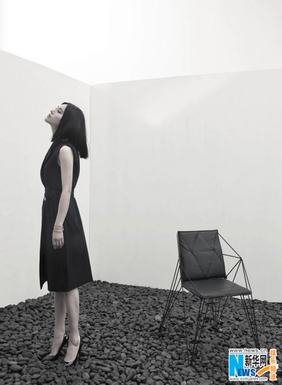 尚雯婕新春大片 黑白渲染展霸道女总裁范儿(图