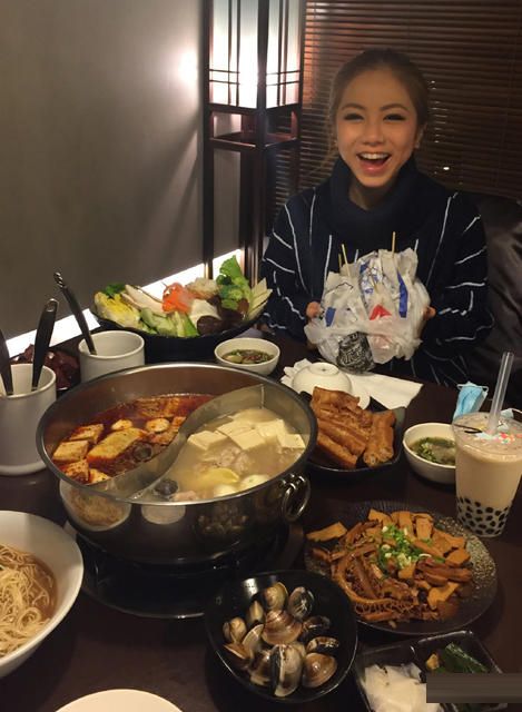 邓紫棋与闺蜜出游尝美食 穿桃心装街头高呼【3】--人民网娱乐频道