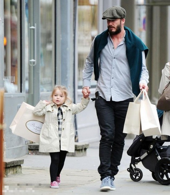 小贝牵爱女外出扫货 潮<em>妹</em>小七拎包自<em>嗨</em>显女汉