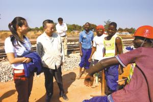 女大学生非洲建铁路 吃苦耐劳赢得当地人尊重