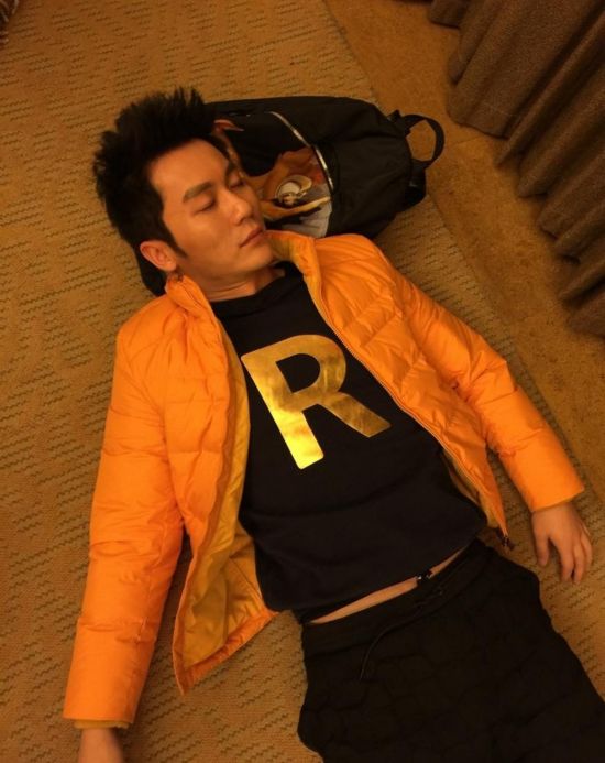 《跑男2》:黄晓明玩水枪耍帅李晨睡地板