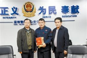 市见义勇为基金会为吕富强(中)颁发见义勇为奖10万元及证书.