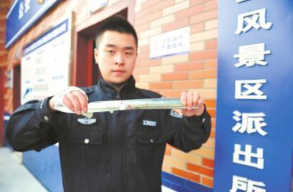 南充两民警遭遇暴力拒捕 勇夺长刀拿下疑犯(图