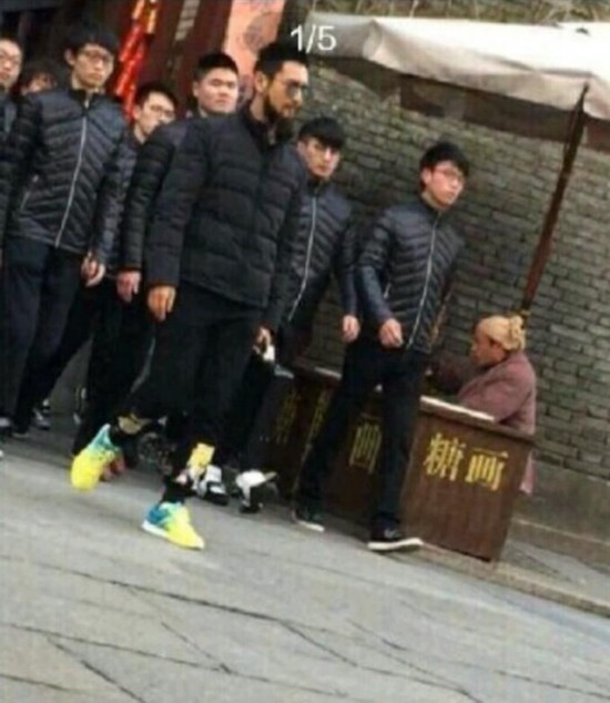 《跑男2》:黄晓明玩水枪耍帅李晨睡地板